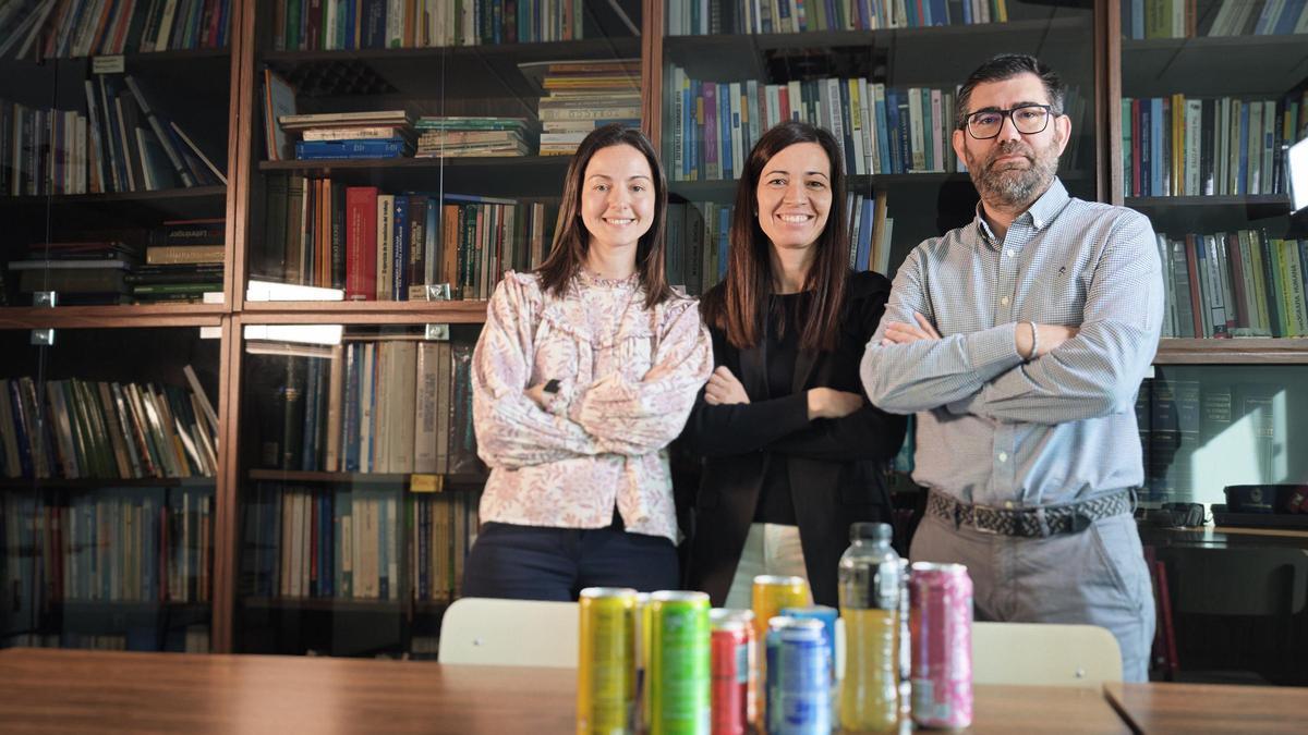 de izquierda a derecha, Judit Cachero Rodríguez, María del Mar Fernández Álvarez y Rubén Martín Payo, investigadores de la Universidad de Oviedo.