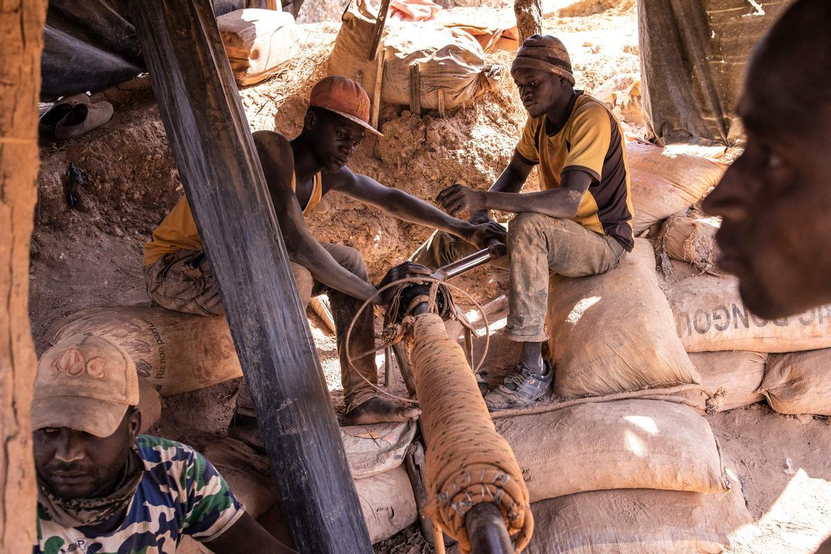 La minería artesanal de oro en Senegal. Karakaene y Bantakokouta son sitios de extracción de oro en el sureste de Senegal