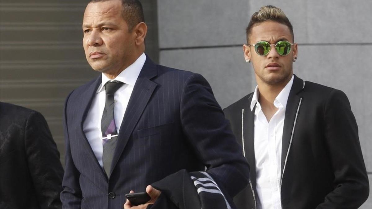 El padre de Neymar y su hijo, el día de su comparecencia en la Audiencia Nacional de Madrid.