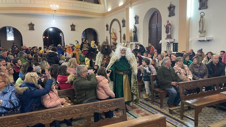 El paso de los Reyes por la comarca avilesina: la ilusión ganó el pulso a la lluvia