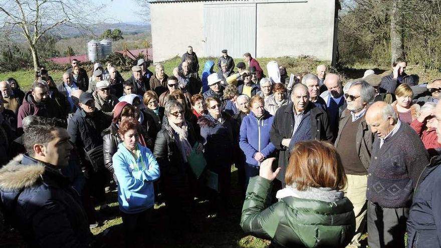 La reunión de propietarios tuvo lugar en el entorno del teleclub de Río. // Bernabé/Javier Lalín