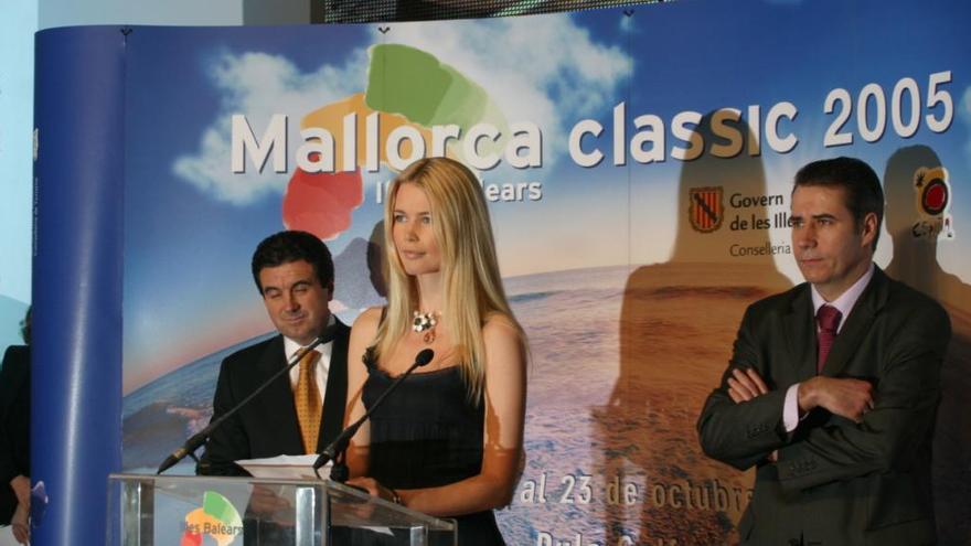 Claudia Schiffer lieh ihr Gesicht zu Werbezwecken den Balearen. Hier auf der ITB 2005 mit Ex-Premier Jaume Matas (li.).