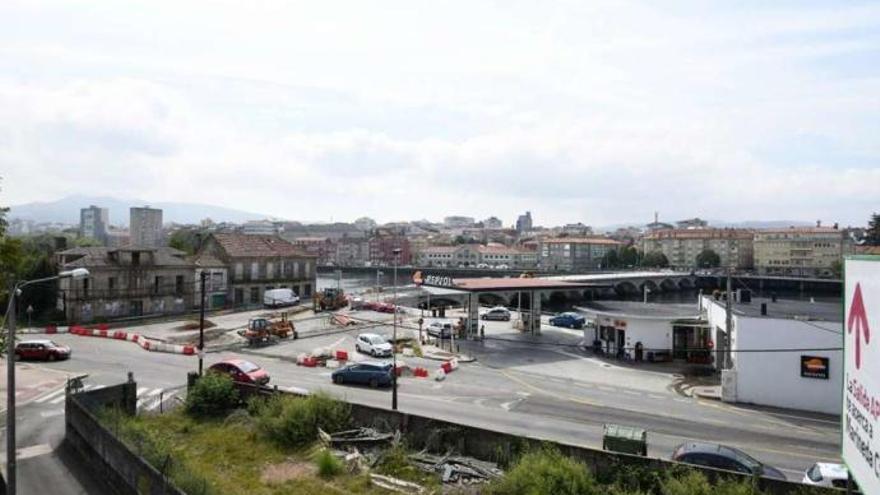 La gasolinera de Repsol en O Burgo, con las obras que se están ejecutando en la cabecera norte del puente, donde se creará una plaza. // Gustavo Santos