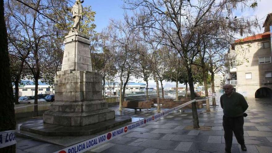 Zonas de la plaza de O Berbés precintadas por el Concello. // R. Grobas