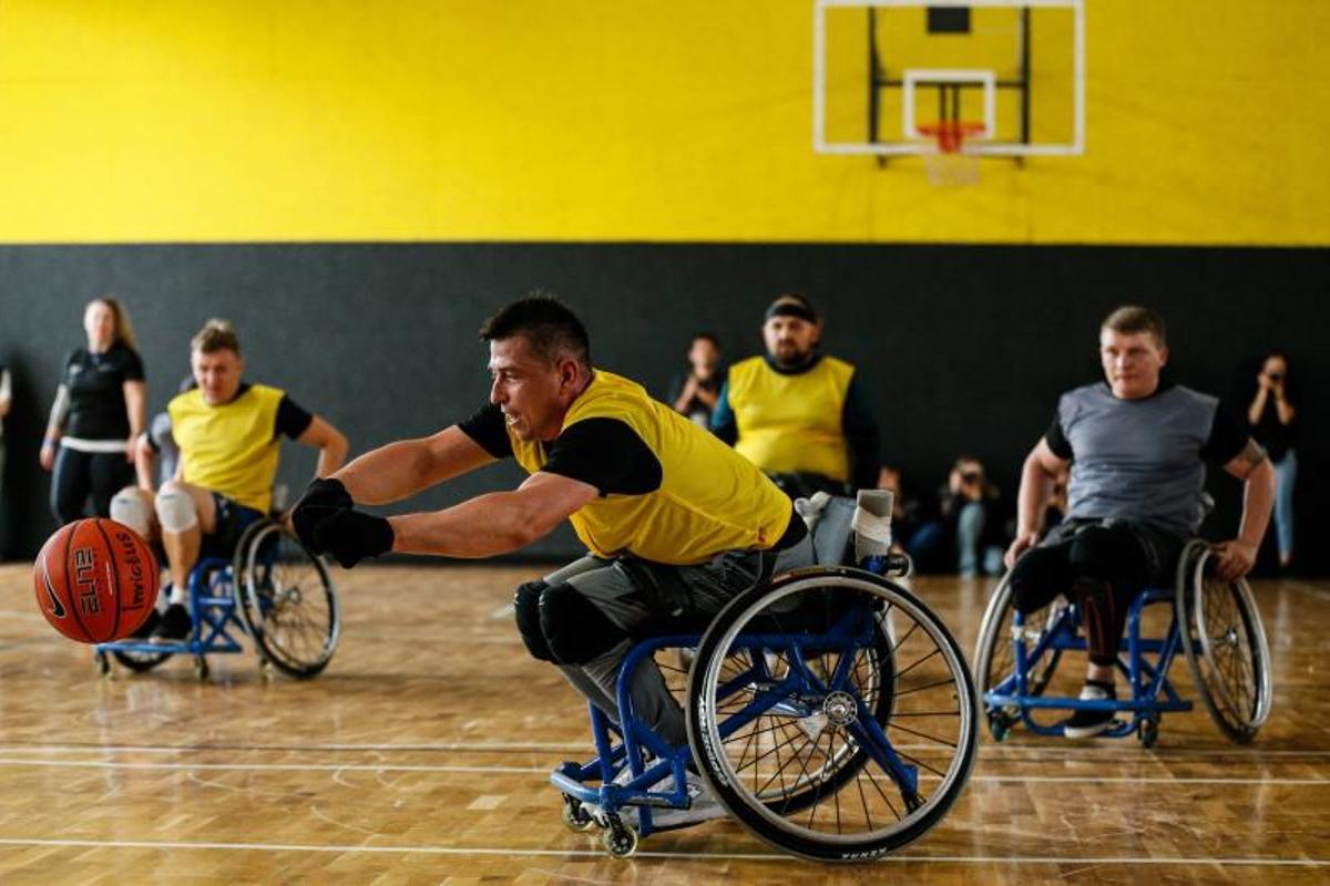 Ex-soldados ucranianos heridos, se recuperan jugando a baloncesto en silla de ruedas