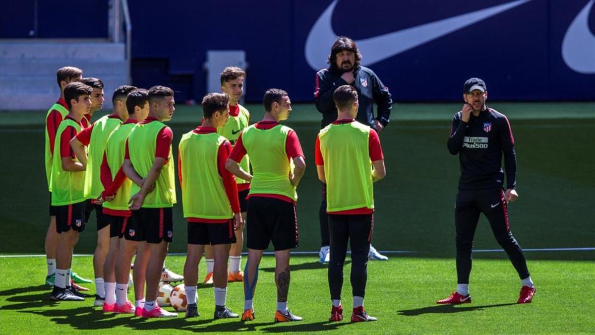 Simeone alecciona a sus pupilos en el último entrenamiento del Atlético