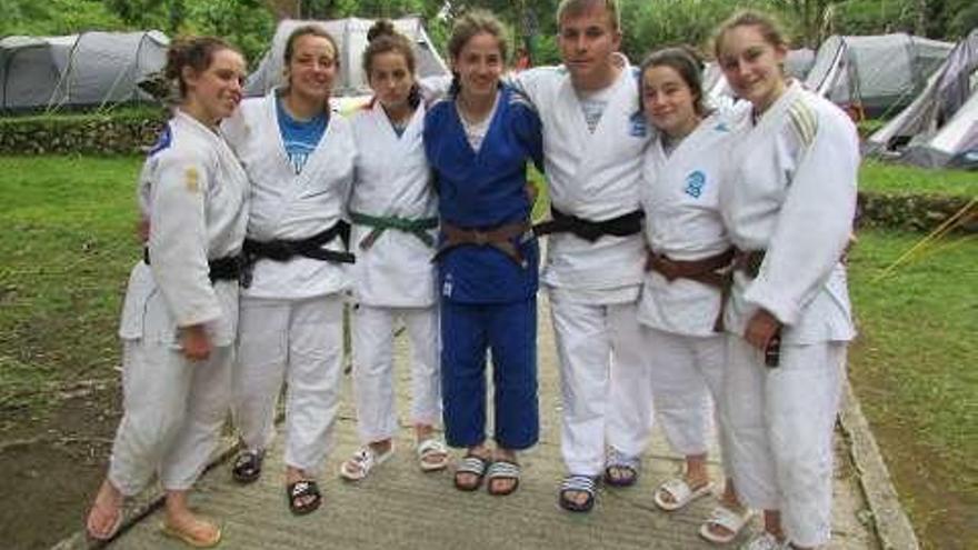 De izquierda a derecha los asturianos Sofía Blanco, Lucía García, Lucía González, Lucía Jardón, Sergio Díaz, Manuela Díaz y Andrea Álvarez.
