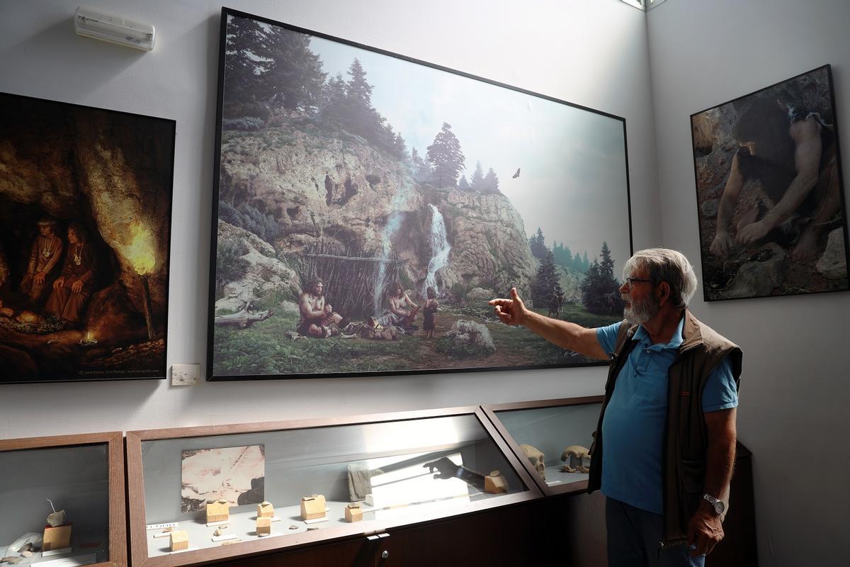 El experto señala la recreación de una familia de preneandertales en una de las cuevas de La Araña, una estampa de más de 100.000 años de antigüedad.
