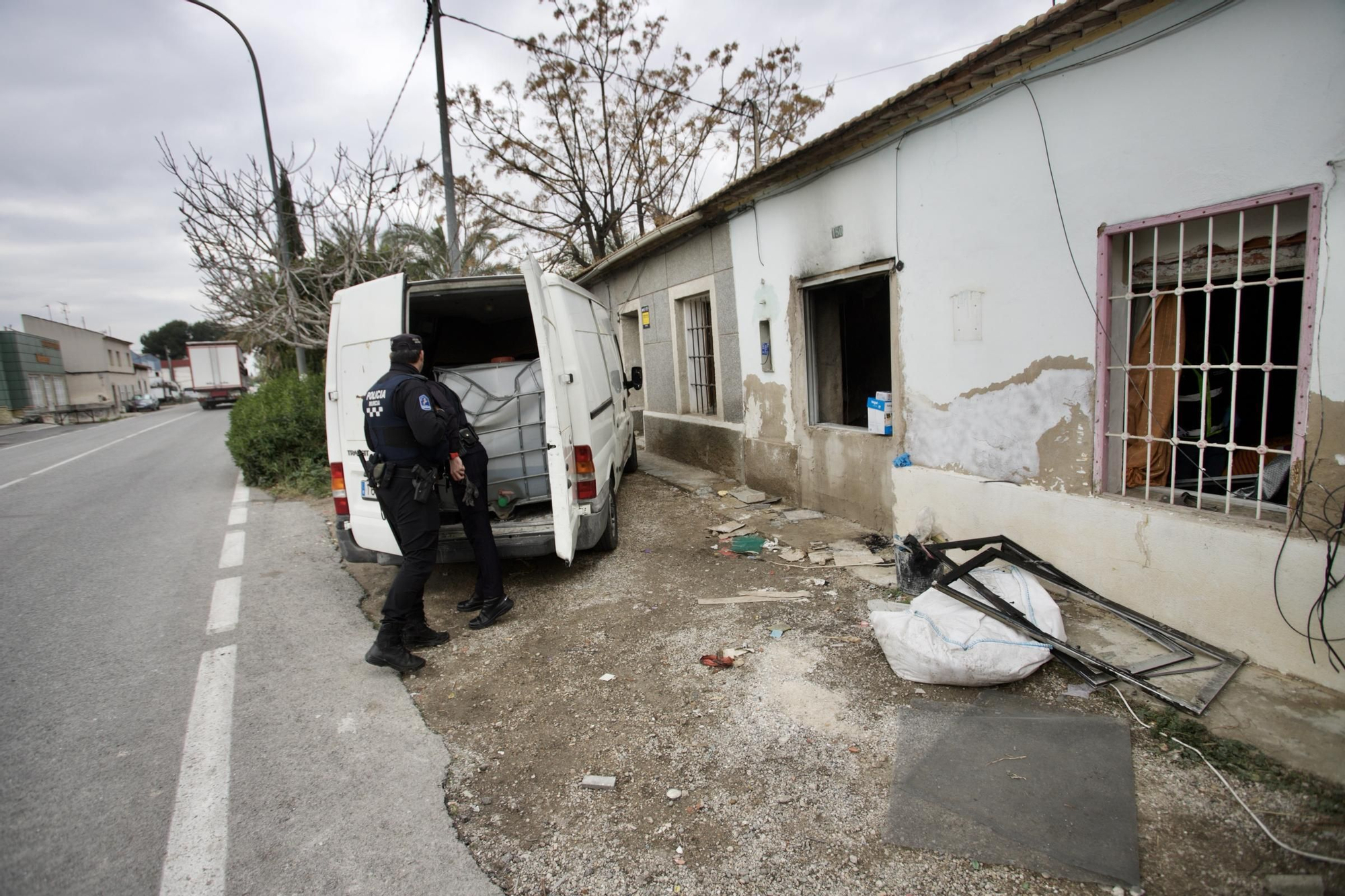 Descubren un arsenal de armas de guerra en una casa incendiada en Murcia