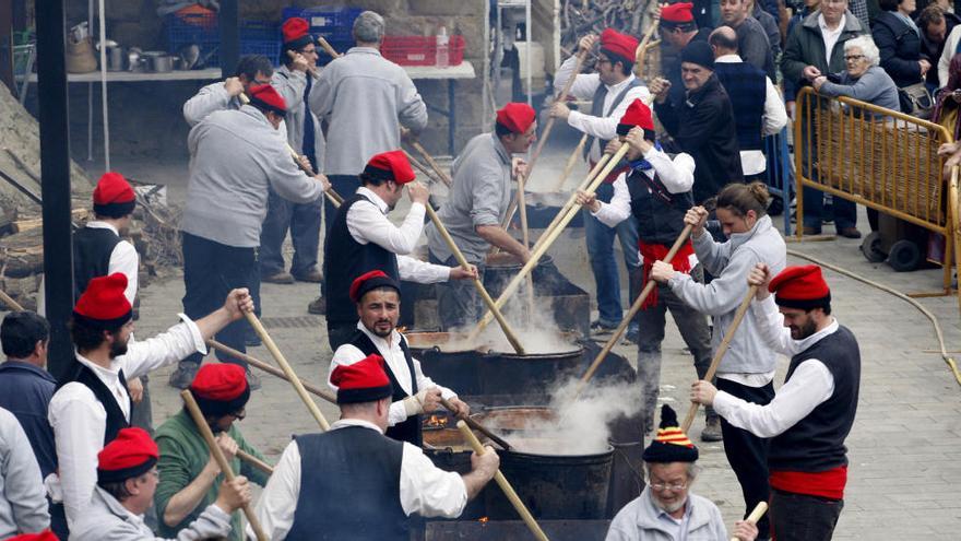 La preparació de la sopa de Verges, en una recent edició d&#039;aquesta festa