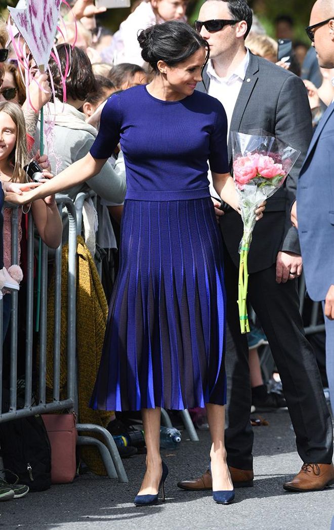 Meghan Markle con falda y suéter de Givenchy