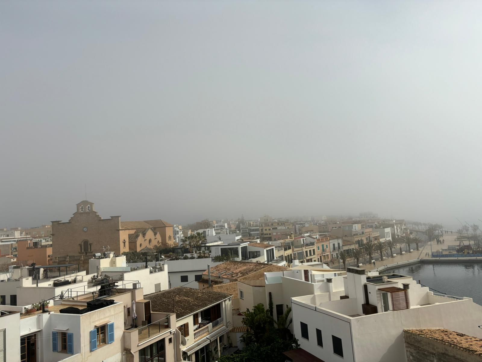 El tiempo en Mallorca: Así se ha visto la niebla que ha cubierto la bahía la primera línea de Palma