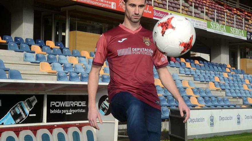 Nacho López en su presentación como nuevo jugador del Pontevedra. // Rafa Vázquez