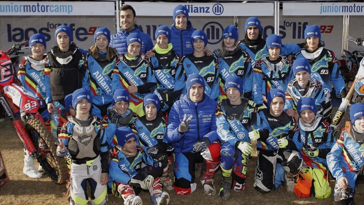 Marc y Àlex Márquez posan junto a los participantes del Allianz Junior Motor Camp