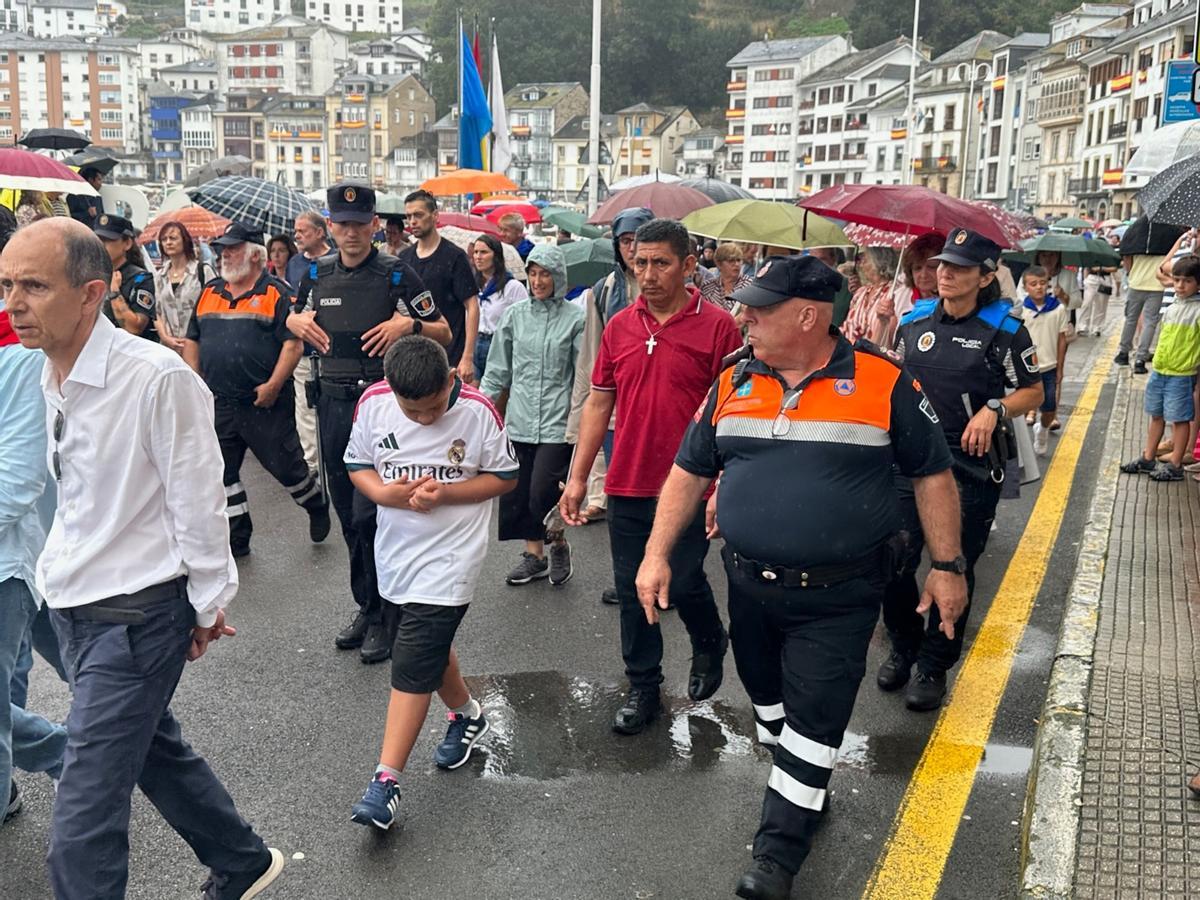 Las fiestas del Rosario de Luarca: emoción y alegría bajo la lluvia