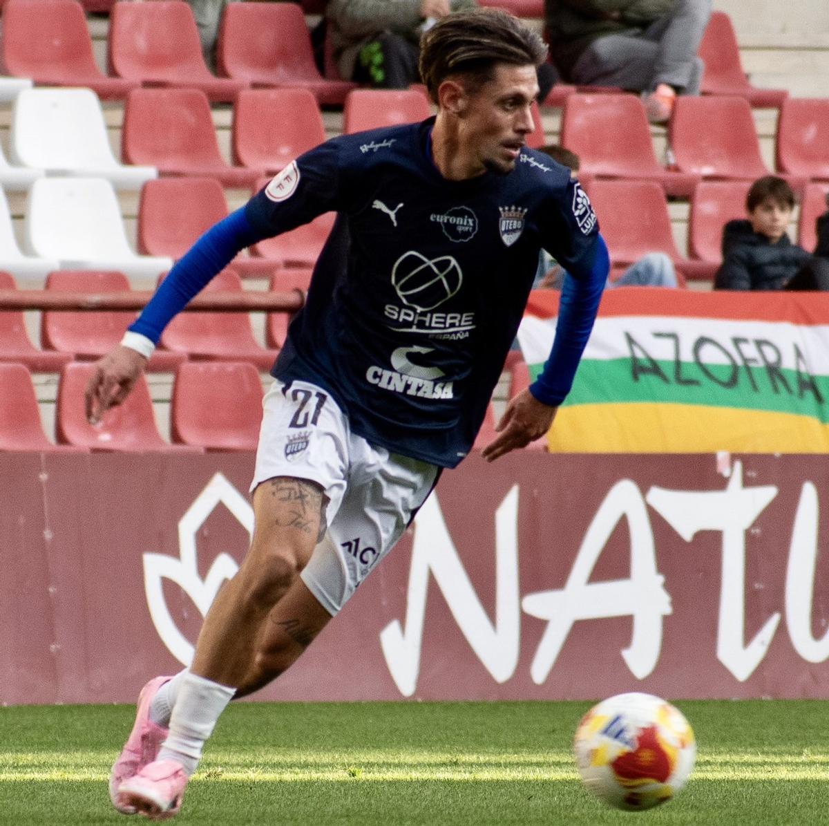 Carlos Beitia, con el balón durante el encuentro en Logroño.