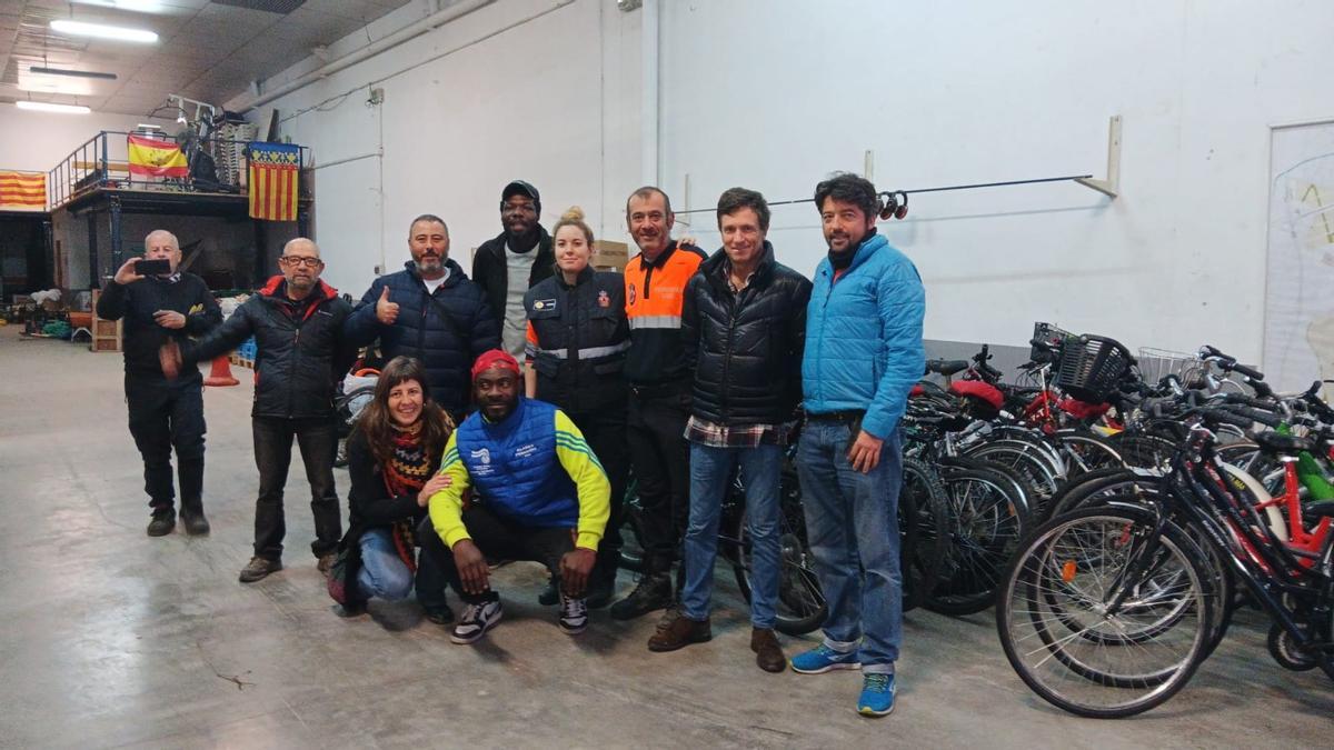 Voluntarios con decenas de bicicletas reparadas.