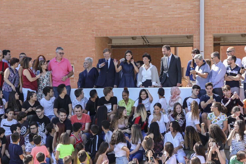 La Reina Letizia visita el IES Severo Ochoa de Elche.