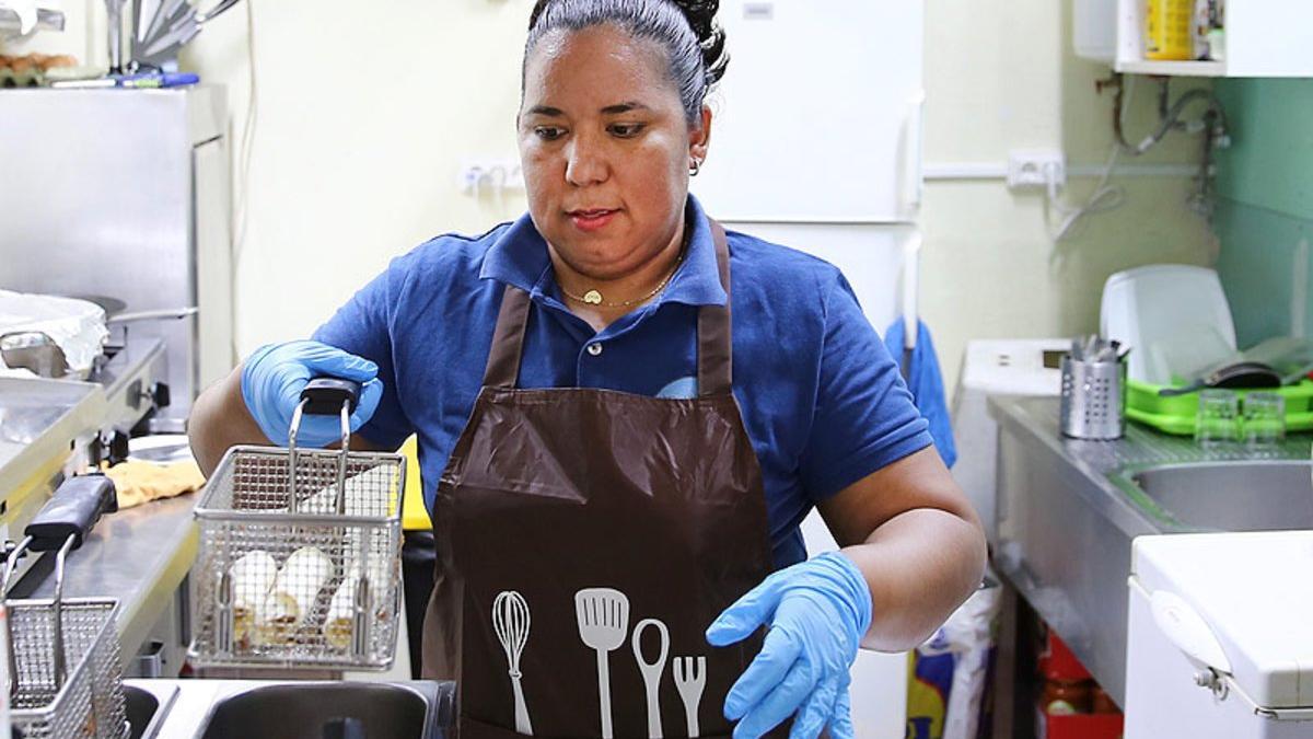 Naomi trabajó como interna y ahora regenta un restaurante de comida tradicional de su tierra llamado La Casita del Hondureño