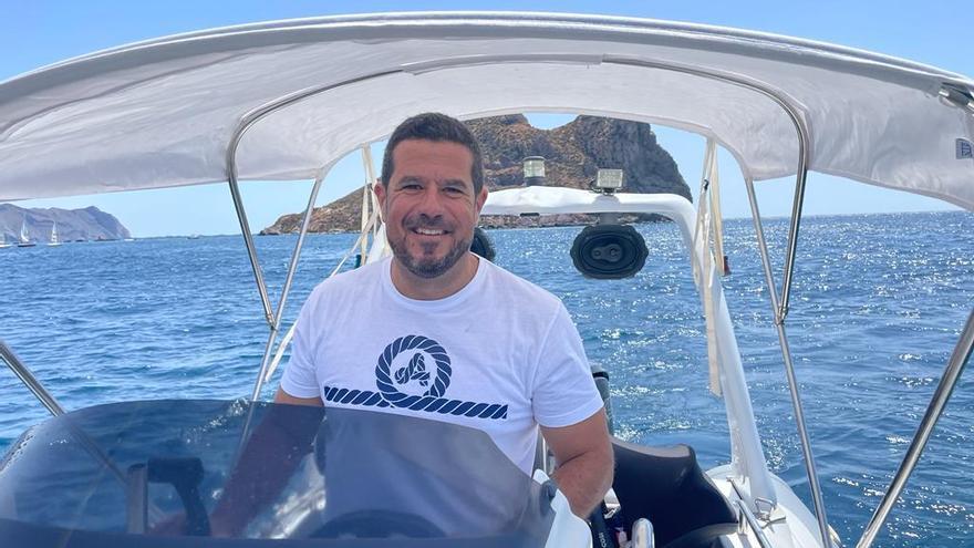 El presidente de la Patronal Ceclor, Juan Jódar Bardón, a bordo de su barco ‘Lady Madrid’ con la Isla del Fraile al fondo.