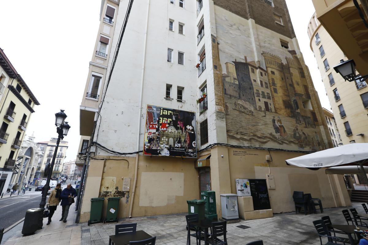 Mural camuflado de la que fue la puerta de Toledo, en la calle Salduba.