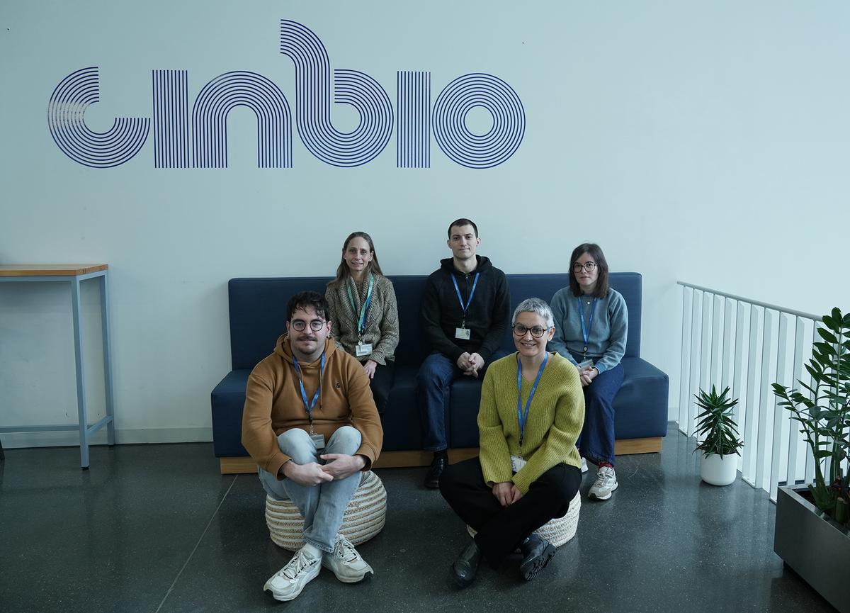 María Mayán, con investigadores de su grupo.