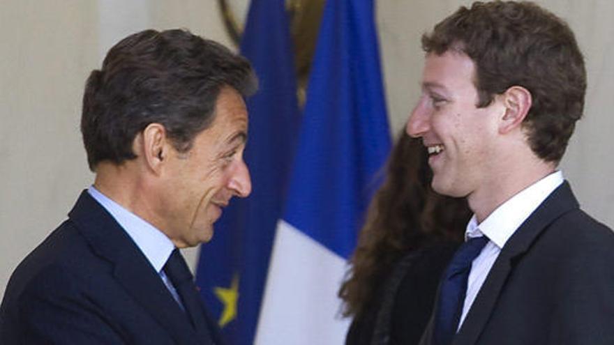 El presidente francés Nicolás Sarkozy conversa con el fundador de Facebook, Mark Zuckerberg, en el Elíseo.