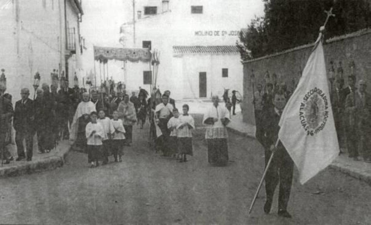 Processó per davant del Molí Fariner.