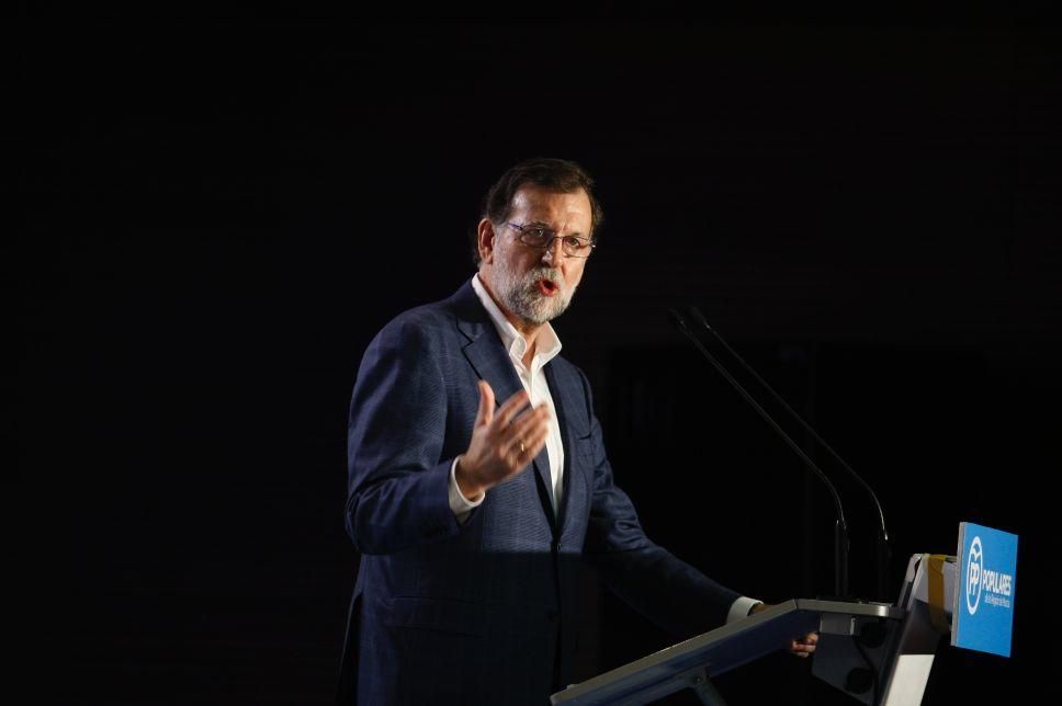 Rajoy se da un baño de multitudes en Murcia