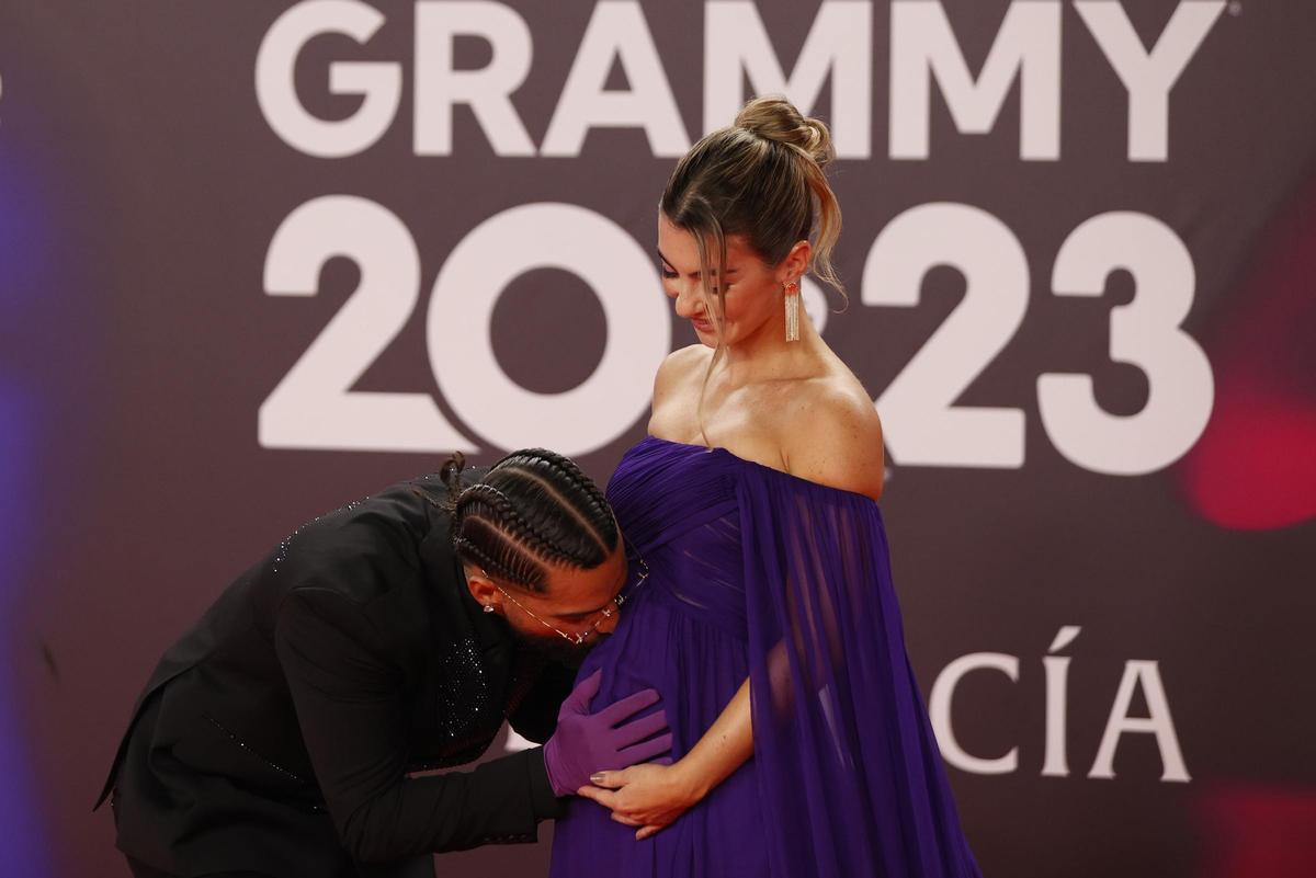 Maluma y Susana Gomez en la alfombra de los Latin Grammy
