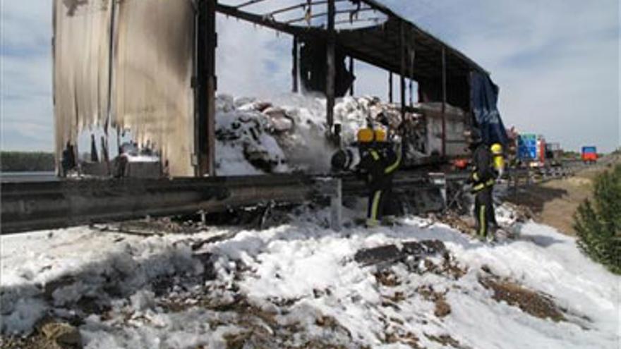 El tráfico a Portugal lo cortaron dos horas tras arder un camión