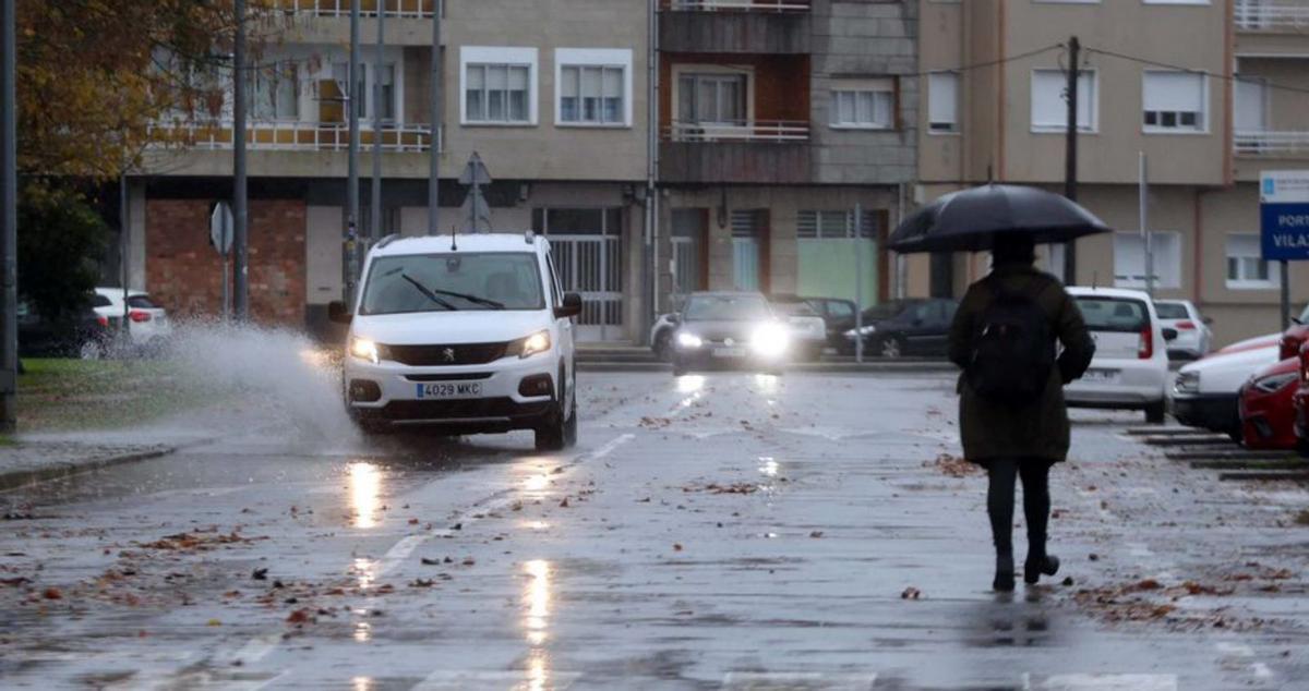 Operarios destascando una alcantarilla en Vilaxoán. |  N. Parga