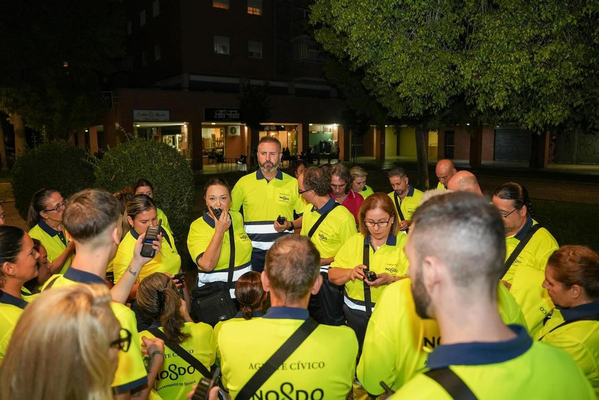 Imagen de los serenos -agentes cívicos- que recorren muchos barrios Sevilla cada noche.
