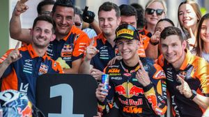 Rueda celebra la pole con su equipo