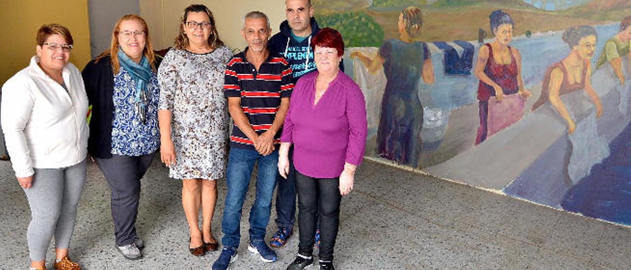 Algunos integrantes de la comisión junto al mural en honor a las lavanderas de Rafael Sosa, ayer, en el barrio.