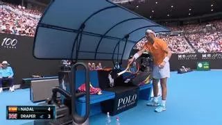 Un recogepelotas le 'roba' una raqueta a Nadal en el Open de Australia