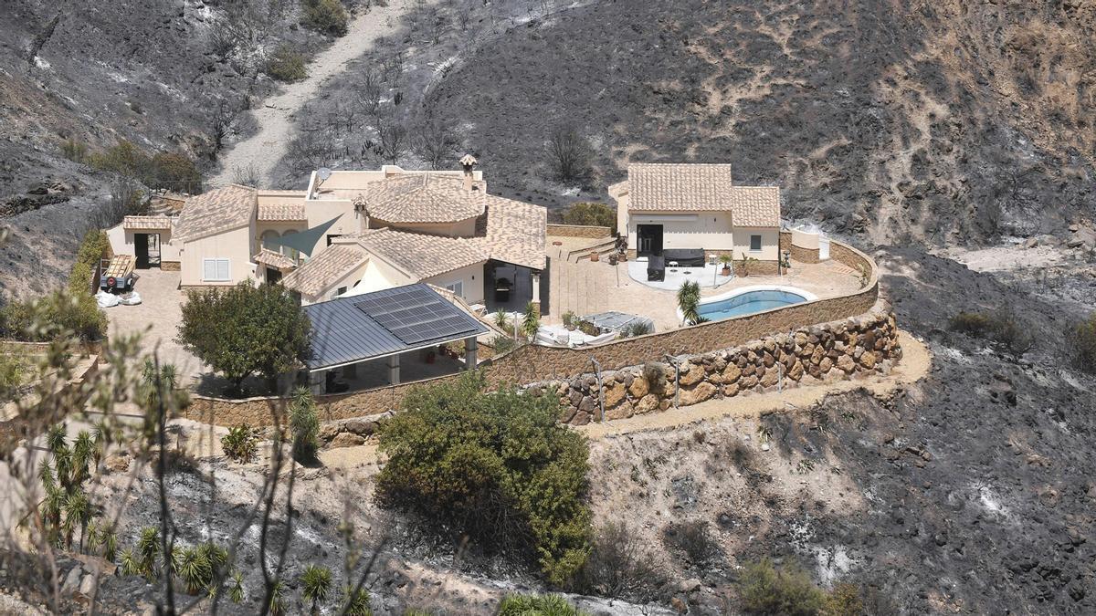 El incendio de Los Gallardos llegó a avanzar a cien metros por minuto y ya alcanza las 6.600 hectáreas quemadas