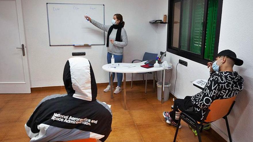 Alumnos del centro de menores tutelado por el Consell, ayer en un curso de formación en la Academia Delta en Vila.