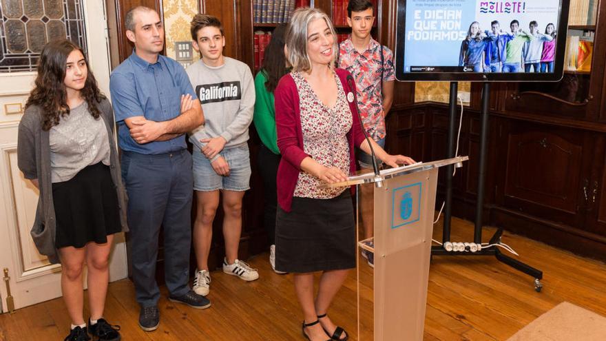 La concejala de Medio Ambiente, María García, junto a participantes en el programa Móllate! de sensibilización medioambiental.