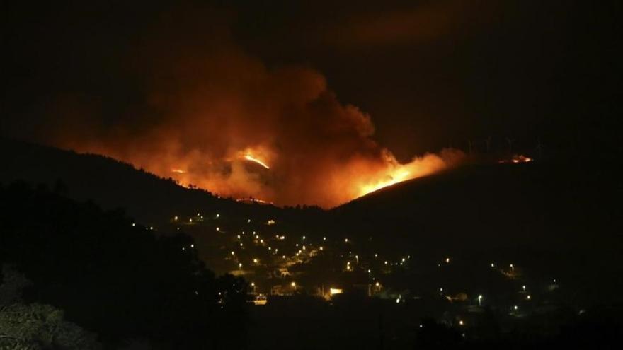 Los incendios en Galicia se cobran más de 6.000 hectáreas en tres días y medio