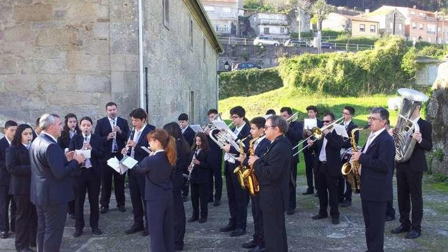 La Banda de Música Artística de Bueu, ayer delante de la iglesia./S.Á.