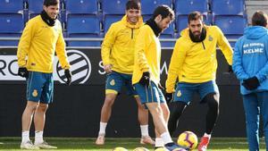 Los jugadores del Espanyol, este sábado, en el último entrenamiento antes de recibir al Madrid.