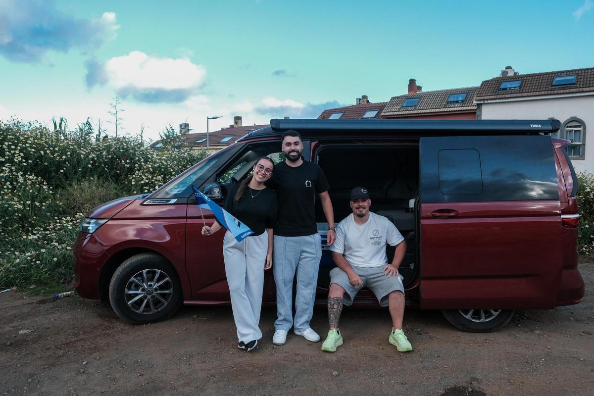 Sentado, Joel Bordón junto a sus colegas Vaitiare y Shaiel