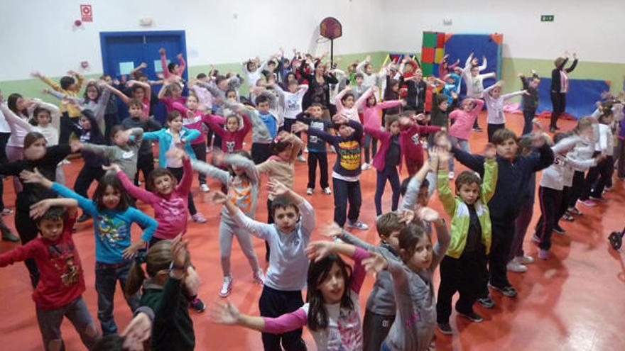 Los niños del CEIP Carmen Martín Gaite, durante un ensayo.