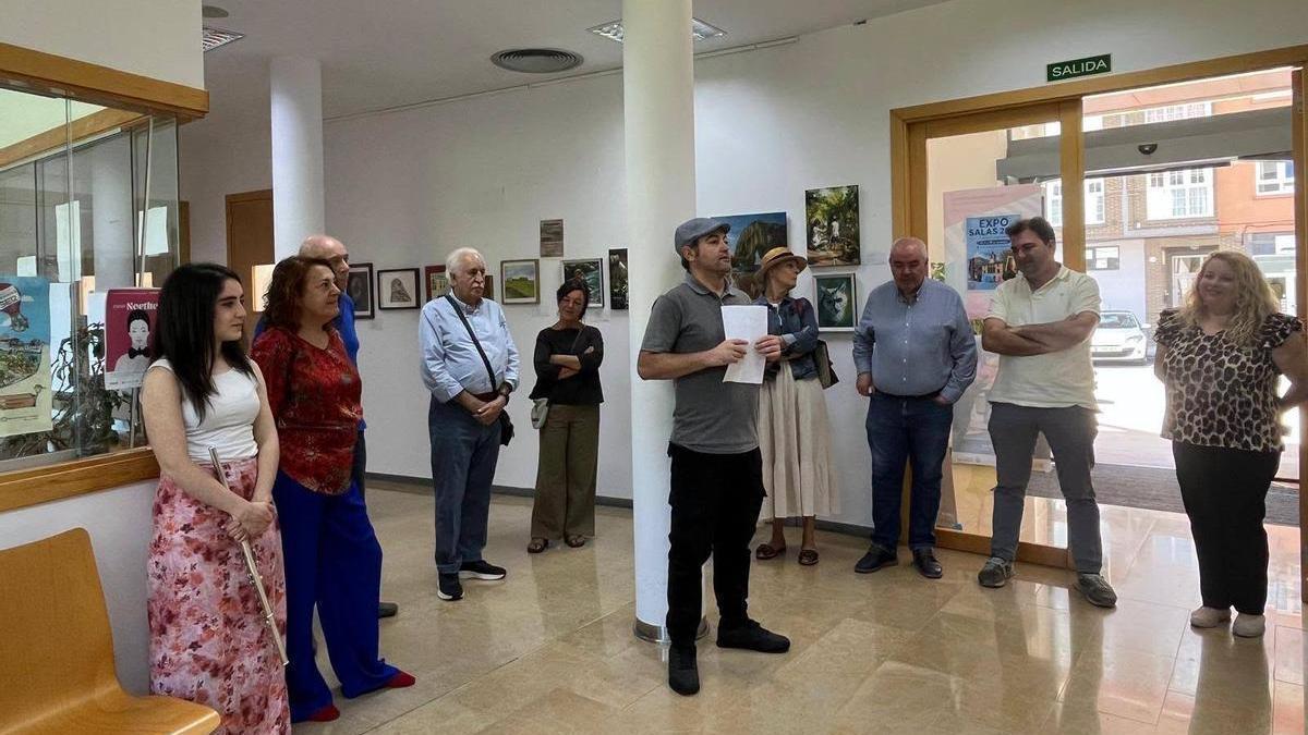 Un momento de la inauguración de la exposción en el centro cultural de Salas.