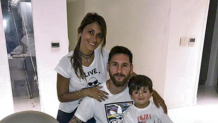 Roccuzzo y Messi con su primogénito, Thiago, en el cumpleaños del futbolista.