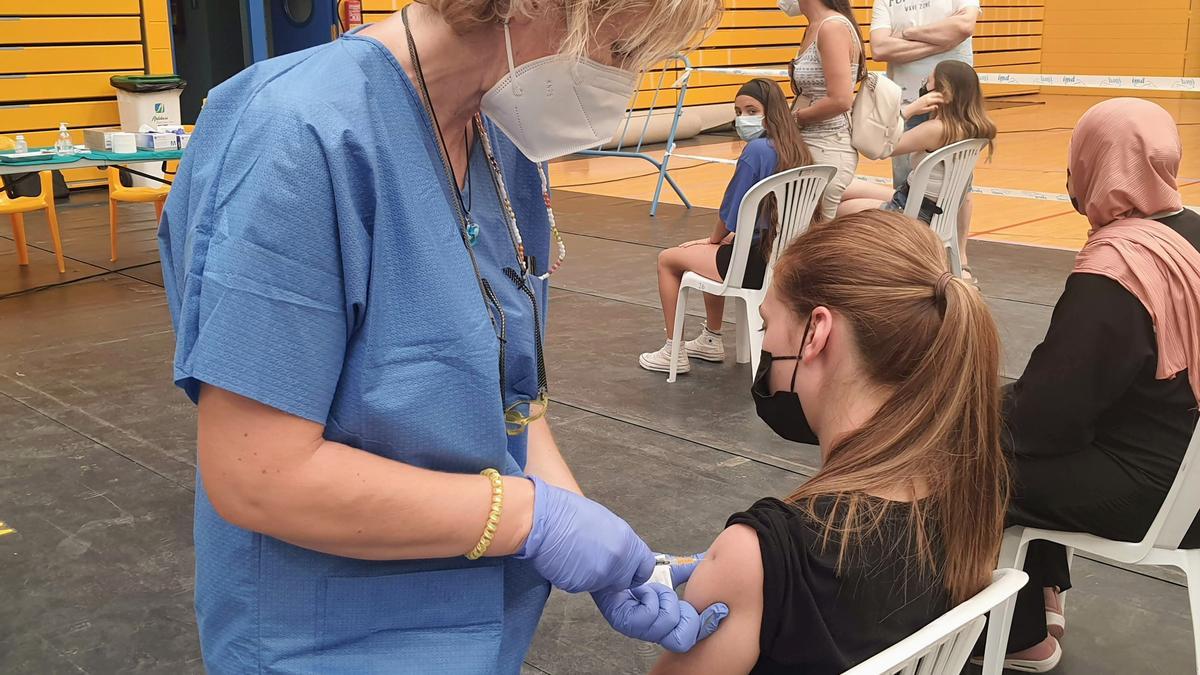 Una enfermera administra una vacuna contra el covid-19 en un punto de vacunación masiva del Distrito Sanitario Poniente, en Almería.