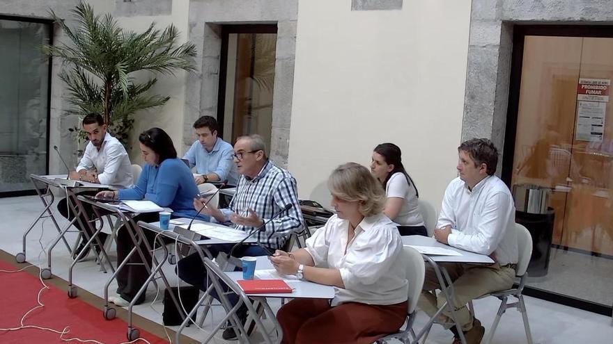Llanes aprueba la Cuenta General de 2025 entre acusaciones de "dinero muerto de risa" y defensa de una "inversión récord"