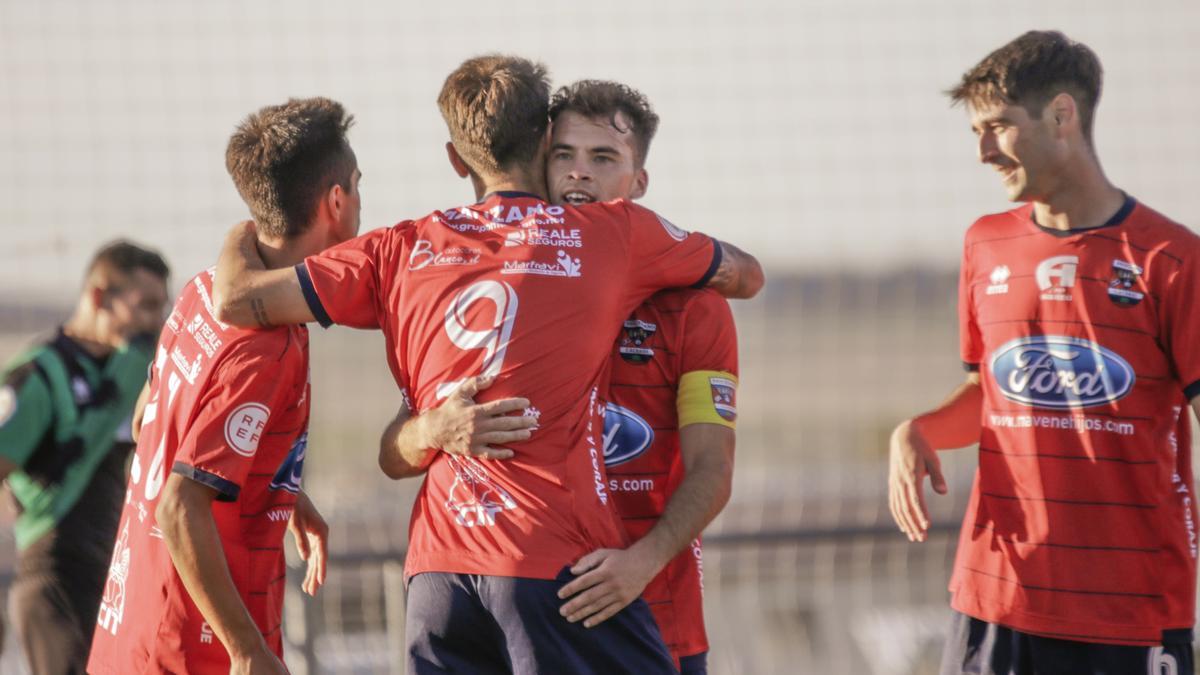 Los jugadores del Diocesano celebran el gol de Javi González.