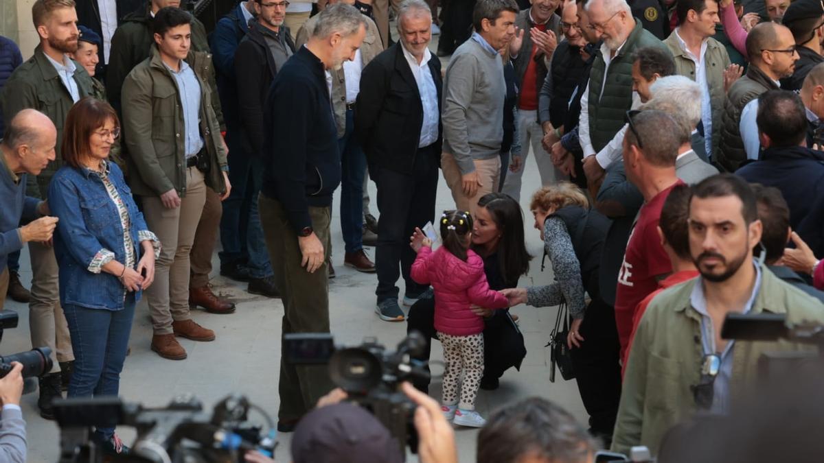 Los reyes llegan a Chiva y son recibidos con entusiasmo y cordialidad